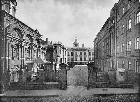 Храм преподобного Сергия (слева). 1910-е годы