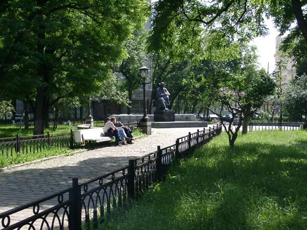 Сквер на площадиь Покровских ворот. Памятник Чернышевскому